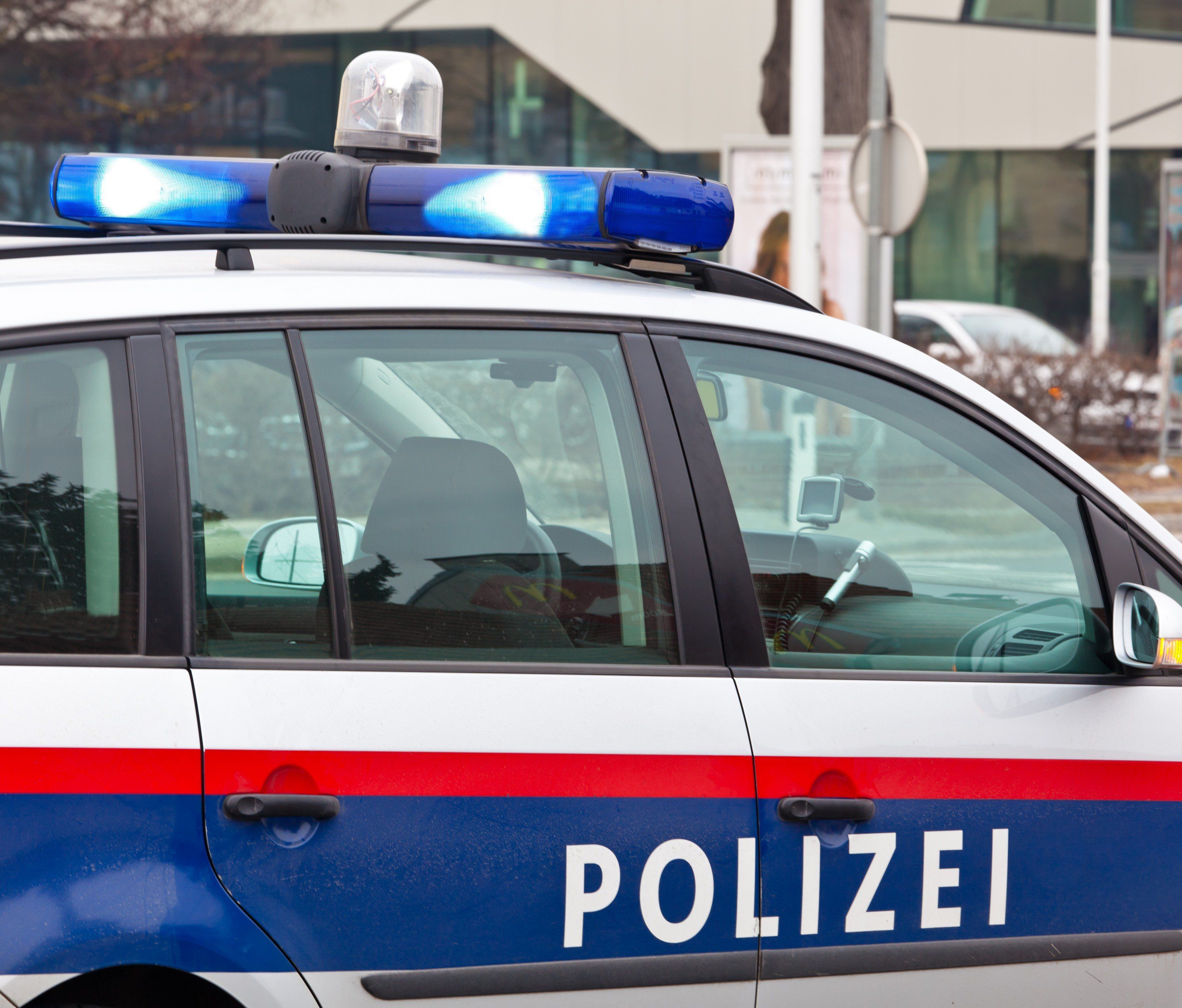 Die Polizei sucht wegen Körperverletzung nach den drei unbekannten Tätern.