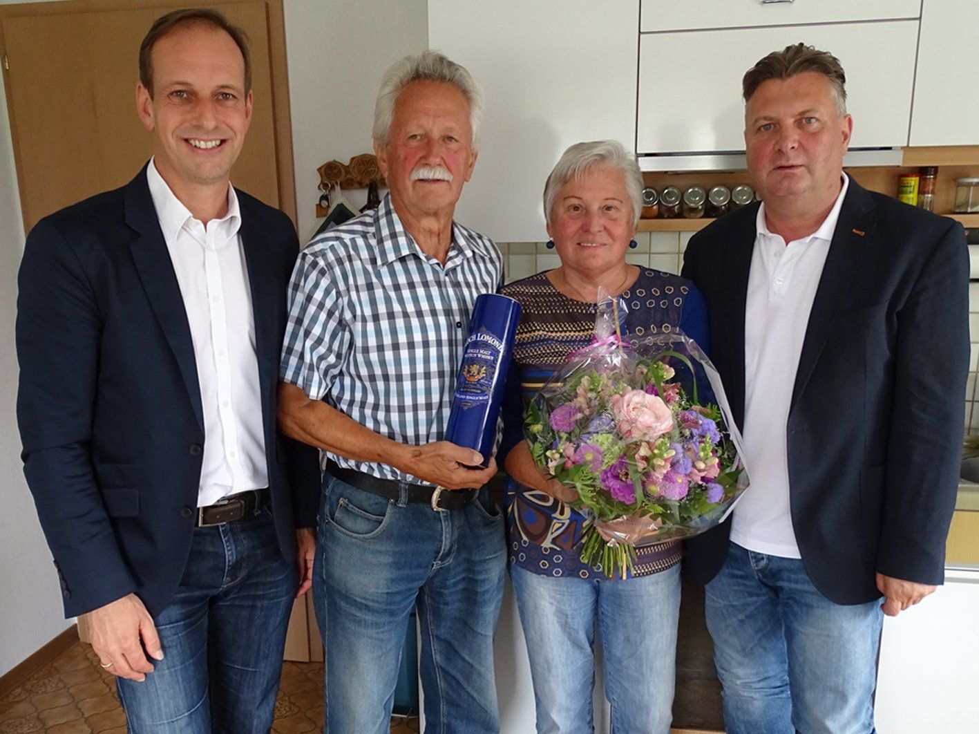 Dieter Egger und Friedl Dold (r.) gratulierten Friedrich und Anna Prossegger zur goldenen Hochzeit. Dieter Egger und Friedl Dold (r.) gratulierten Friedrich und Anna Prossegger zur goldenen Hochzeit.