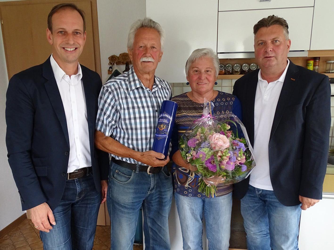 Dieter Egger und Friedl Dold (r.) gratulierten Friedrich und Anna Prossegger zur goldenen Hochzeit.