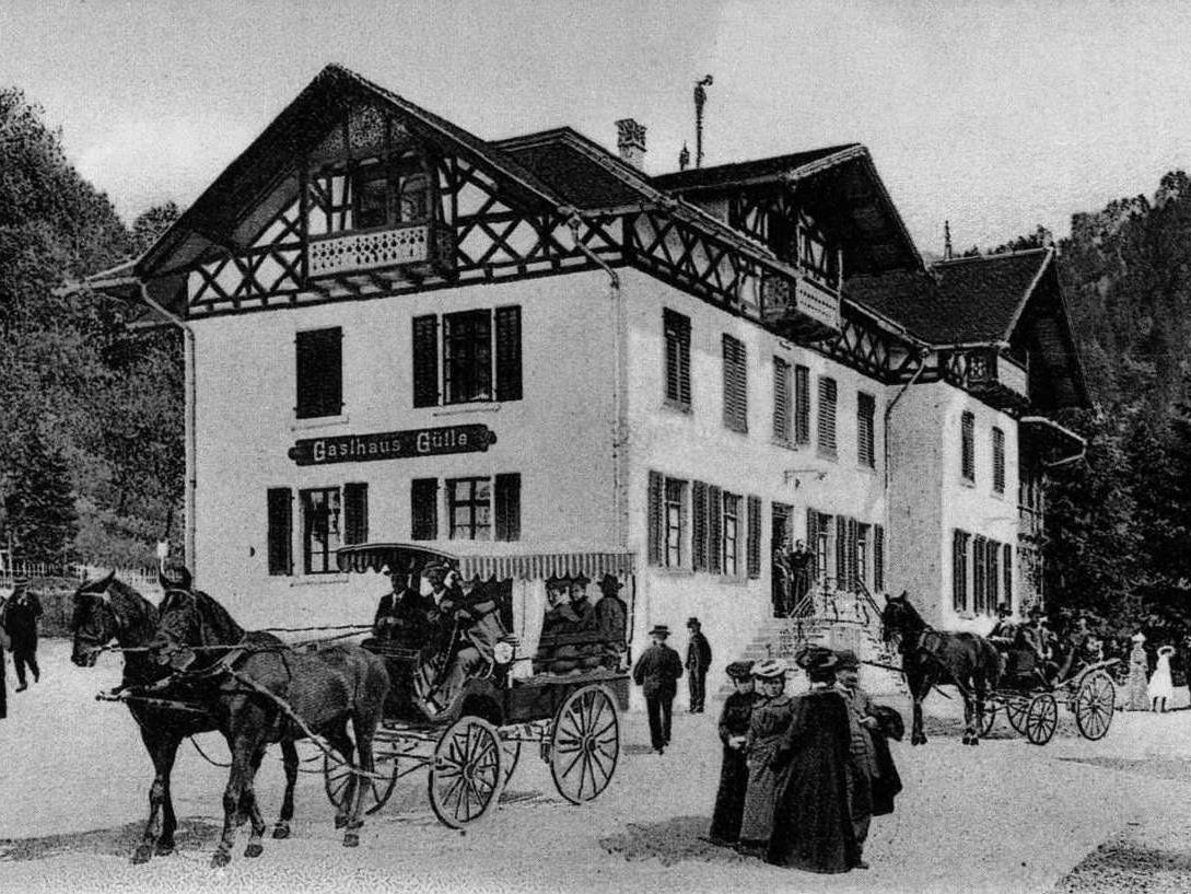 Gaststätte Gütle mit Kutschen um 1897.