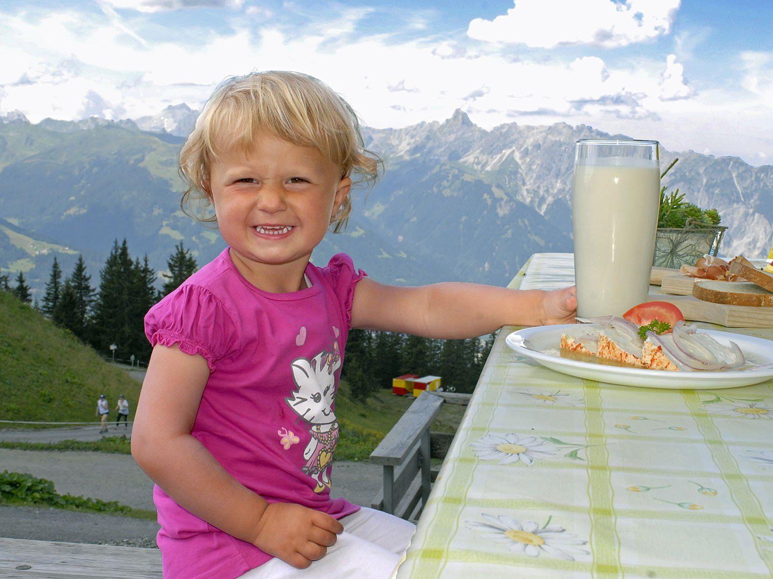 Gemeinsam mit ihren Eltern Gerhard und Dagmar Oberer und Bruder Marco genießt Lena den Sommer auf der Alpe Vorderkapell.
