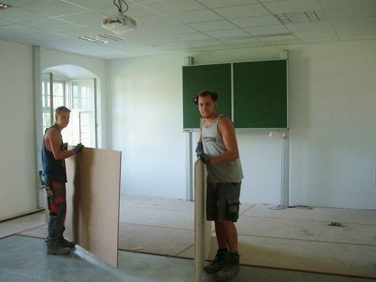 Die letzten Arbeiten vor Schulbeginn sind in der Volksschule St. Peter im Gange. Die letzten Arbeiten vor Schulbeginn sind in der Volksschule St. Peter im Gange.