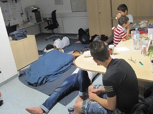 In der Polizeiinspektion am Wiener Westbahnhof kümmerte man sich um diese Flüchtlingsfamilien In der Polizeiinspektion am Wiener Westbahnhof kümmerte man sich um diese Flüchtlingsfamilien