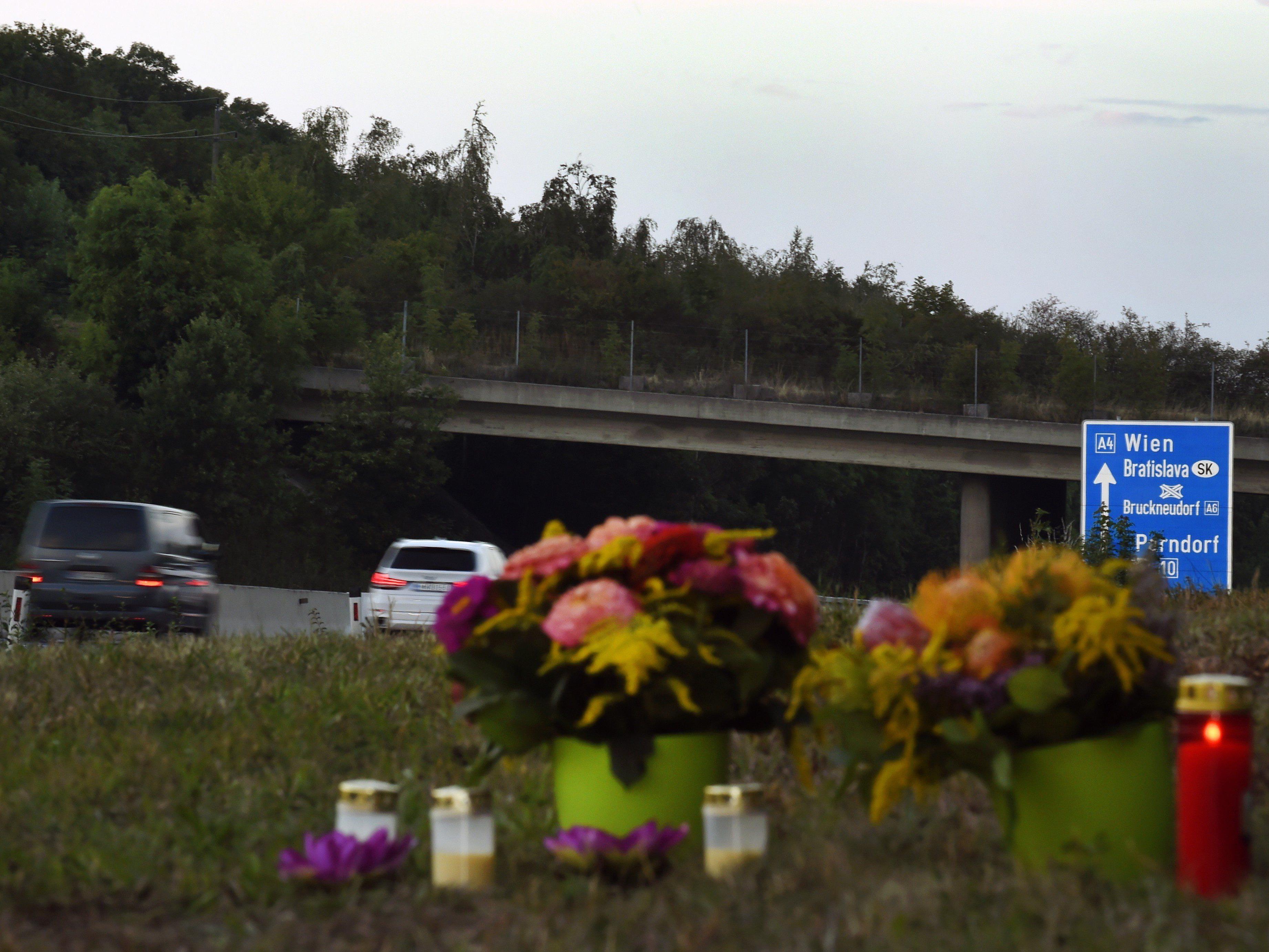 Blumen an der Stelle, an der der Lkw mit 71 toten Flüchtlingen gefunden wurde.