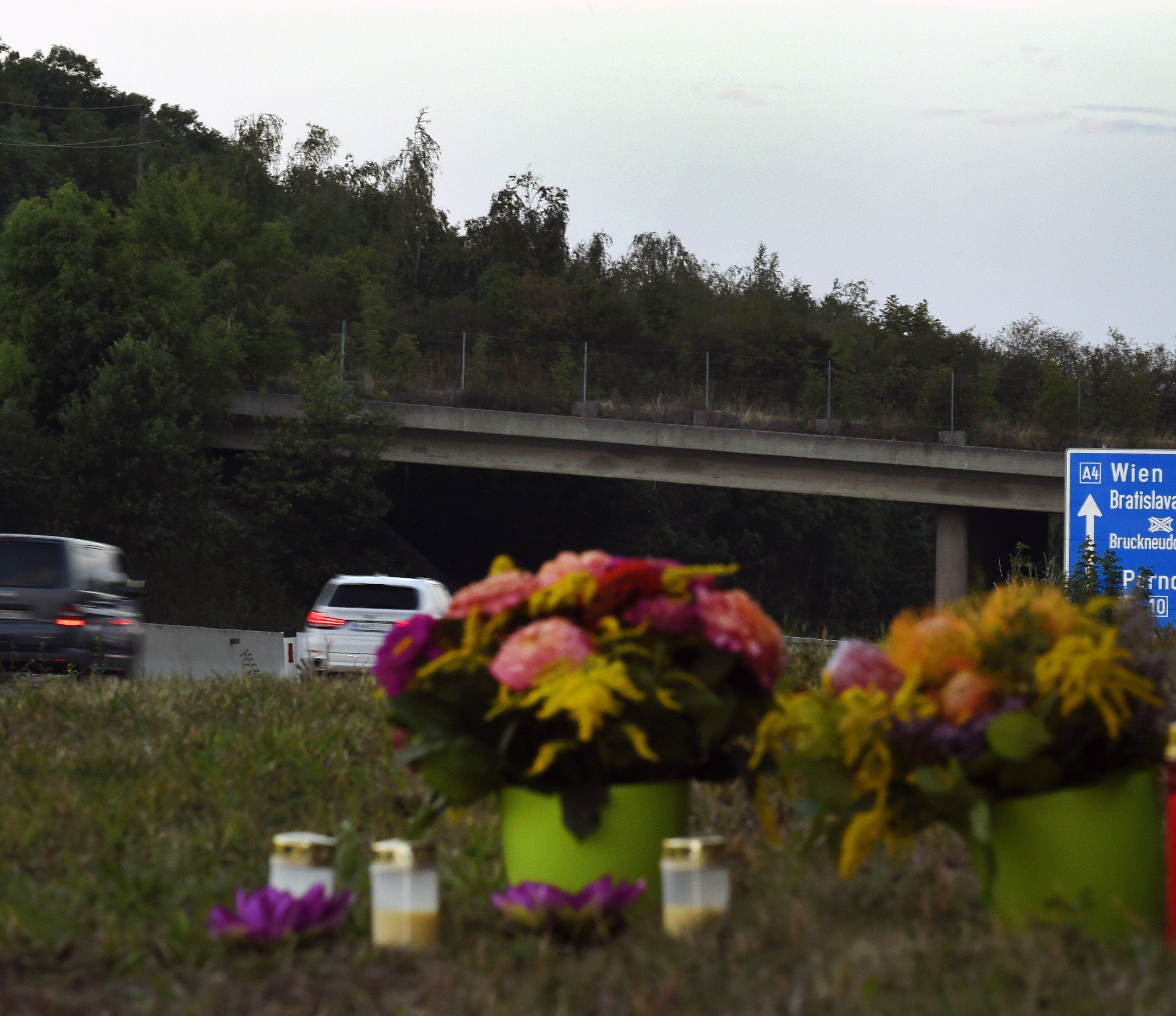 Blumen an der Stelle, an der der Lkw mit 71 toten Flüchtlingen gefunden wurde. Blumen an der Stelle, an der der Lkw mit 71 toten Flüchtlingen gefunden wurde.