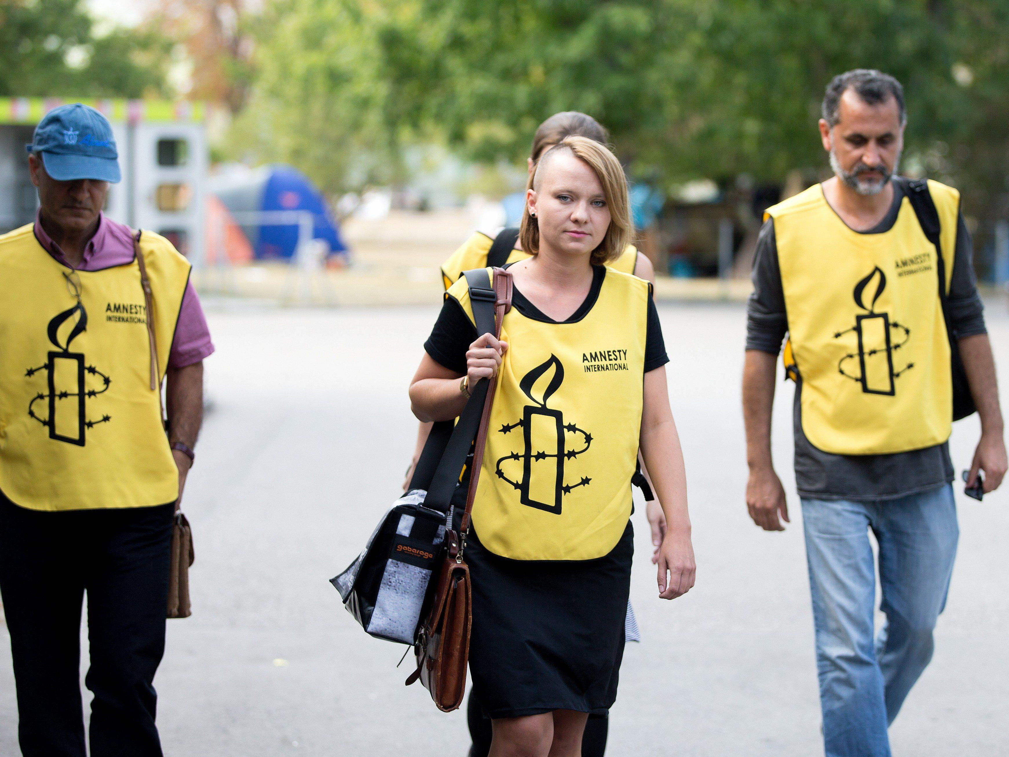 Mitarbeiter von Amnesty International beim Verlassen Traiskirchens. Ihr Urteil: vernichtend.