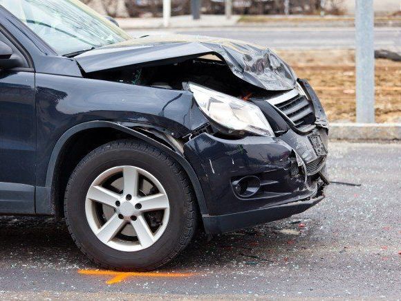 Alle drei Fahrzeuge wurden bei dem Unfall beschädigt. Alle drei Fahrzeuge wurden bei dem Unfall beschädigt.
