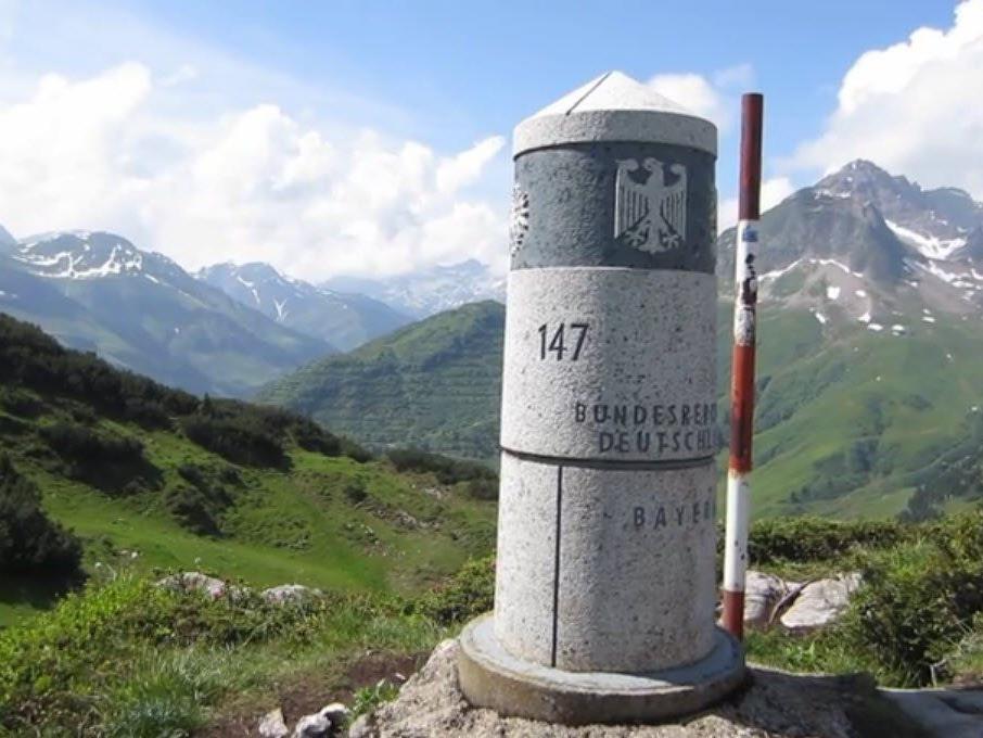 Auf Initiative des Landes Vorarlberg wurde 1986 an Stelle des alten Steins eine Dreiländersäule aus Granit errichtet.