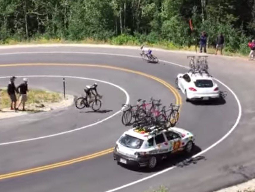 Mit 80 km/h fährt Radprofi Matt Brammeier in den Mannschaftswagen. Mit 80 km/h fährt Radprofi Matt Brammeier in den Mannschaftswagen.