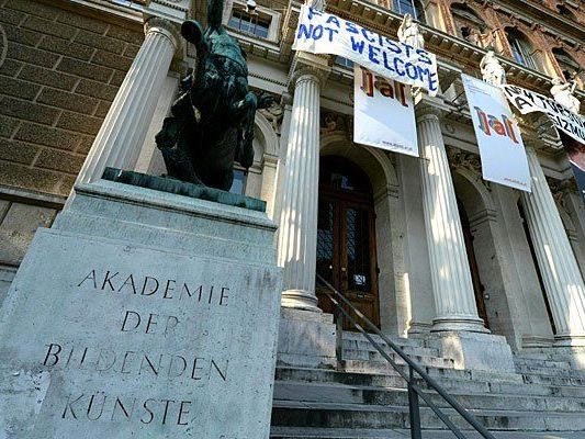 Die Akademie der Bildenden Künste in Wien wurde wegen der Neonazis zugesperrt Die Akademie der Bildenden Künste in Wien wurde wegen der Neonazis zugesperrt