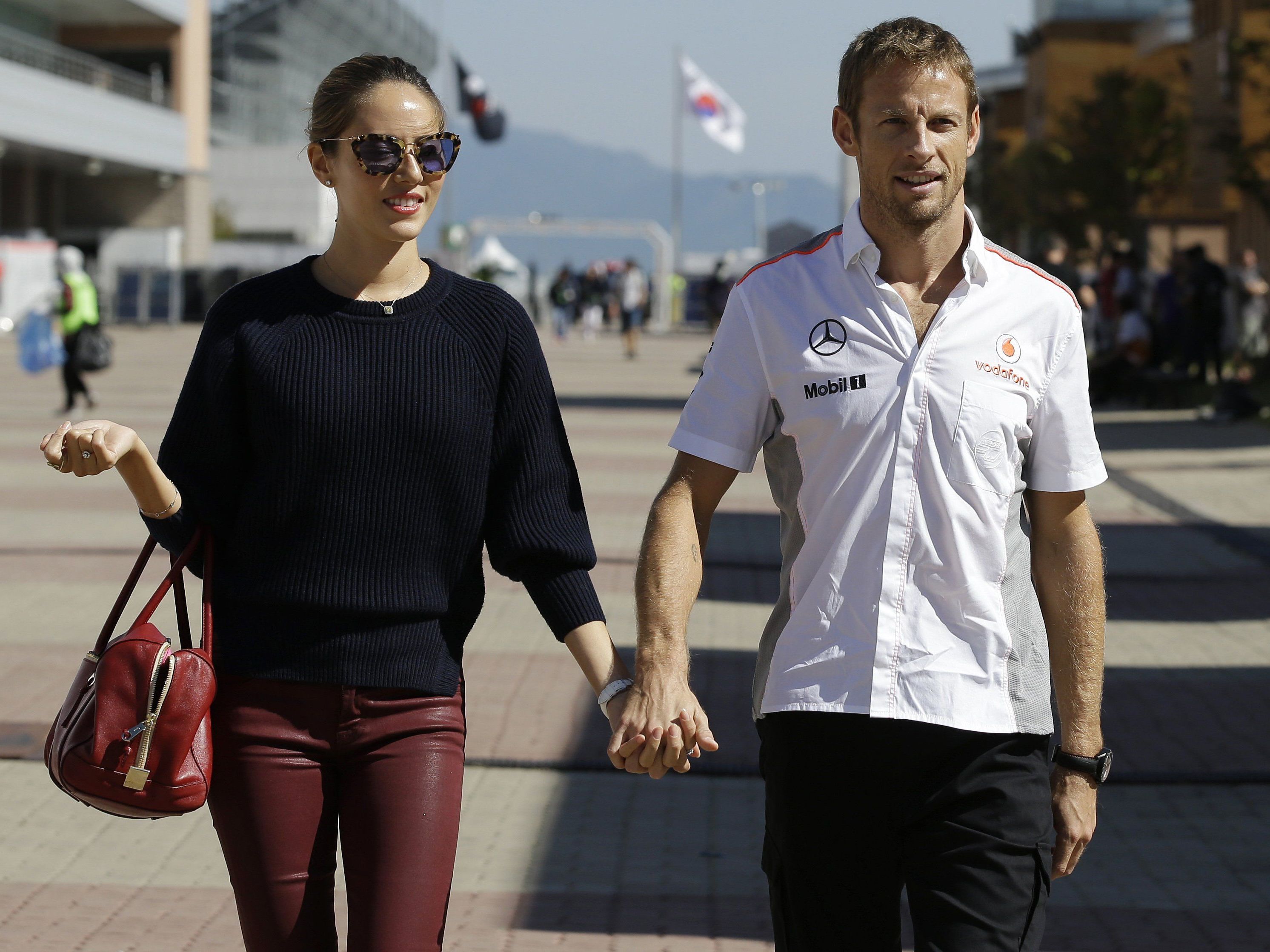F1-Fahrer Jenson Button und Frau Jessica wurden im Urlaub mit Gas betäubt und ausgeraubt. F1-Fahrer Jenson Button und Frau Jessica wurden im Urlaub mit Gas betäubt und ausgeraubt.