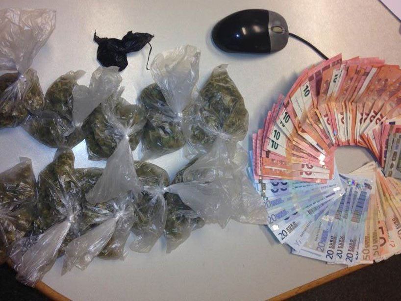 Die gefundenen Drogen und Bargeld. Die gefundenen Drogen und Bargeld.