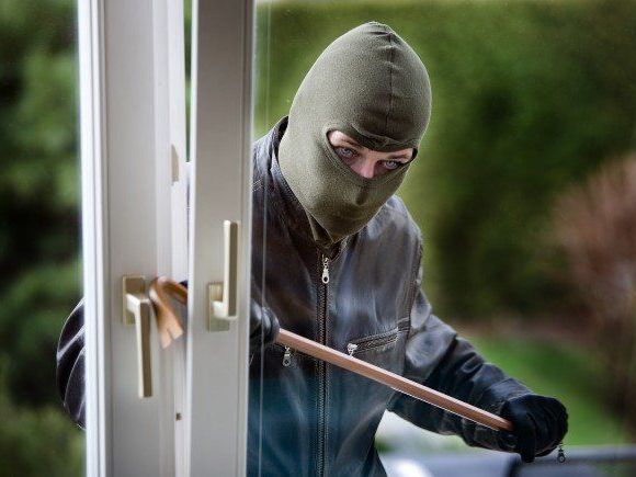 Täter gelangten über Fenster und Türen in die Gebäude. Täter gelangten über Fenster und Türen in die Gebäude.