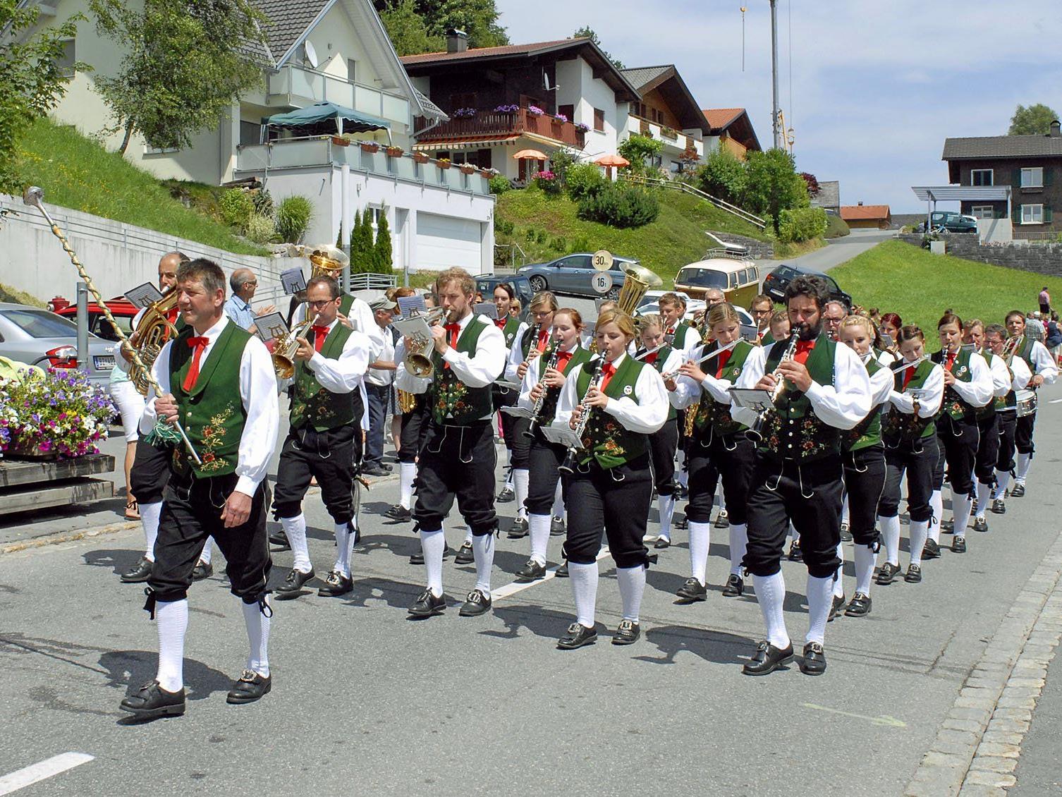 Musikverein Harmonie Sonntag beim Umzug anlässlich des Bezirksmusikfestes in Thüringerberg