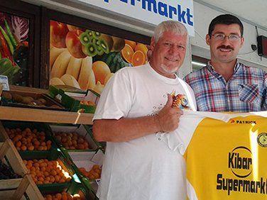 Sigi Gsteu, Vorstand Sponsoring mit Geschäftsführer Taskin Kibar von der KIBAR Supermarkt GmbH