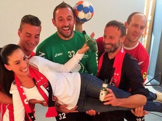 Gute Laune war beim Fotoshooting der "Roten Teufel" angesagt. Gute Laune war beim Fotoshooting der "Roten Teufel" angesagt.