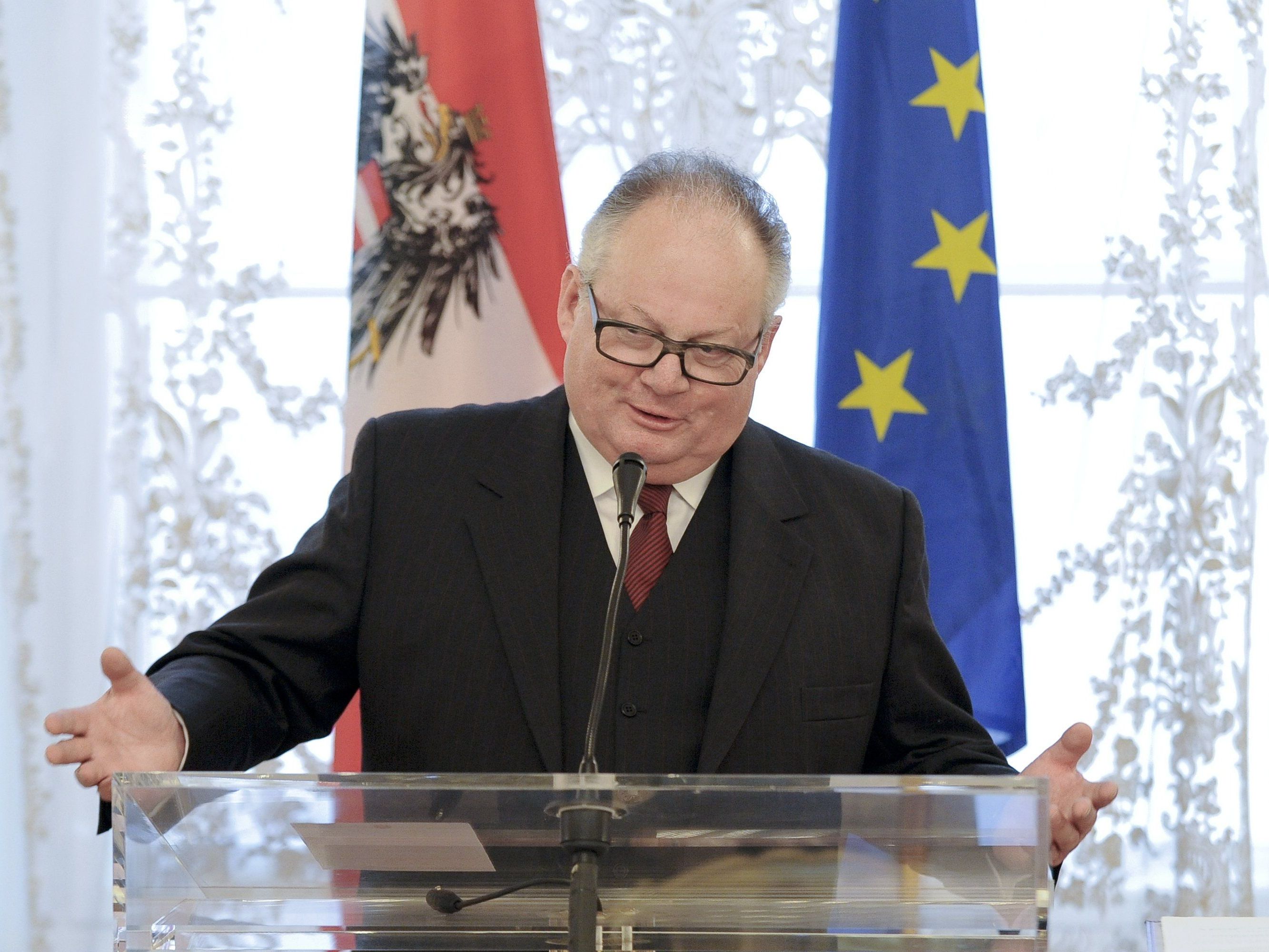 Ex-Raiffeisen-General Christian Konrad wird Flüchtlingskoordinator der Regierung. Ex-Raiffeisen-General Christian Konrad wird Flüchtlingskoordinator der Regierung.