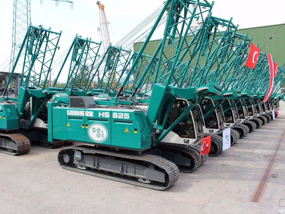 Die ersten 20 Liebherr-Seilbagger für DSI am Prüfstand in Nenzing. Die ersten 20 Liebherr-Seilbagger für DSI am Prüfstand in Nenzing.