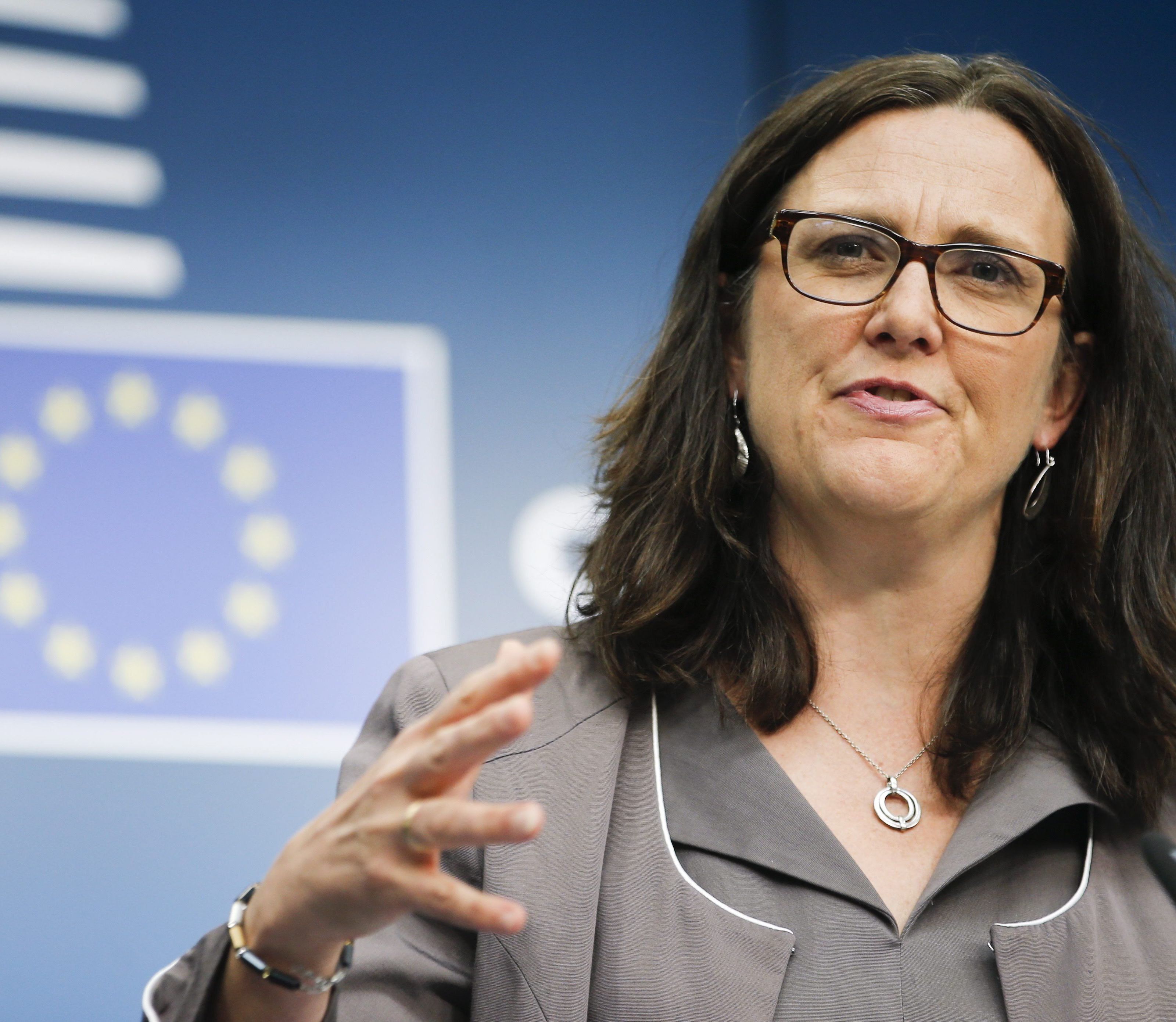 Malmström-Entscheidung von Konsumentenschützern und Politikern kritisiert Malmström-Entscheidung von Konsumentenschützern und Politikern kritisiert