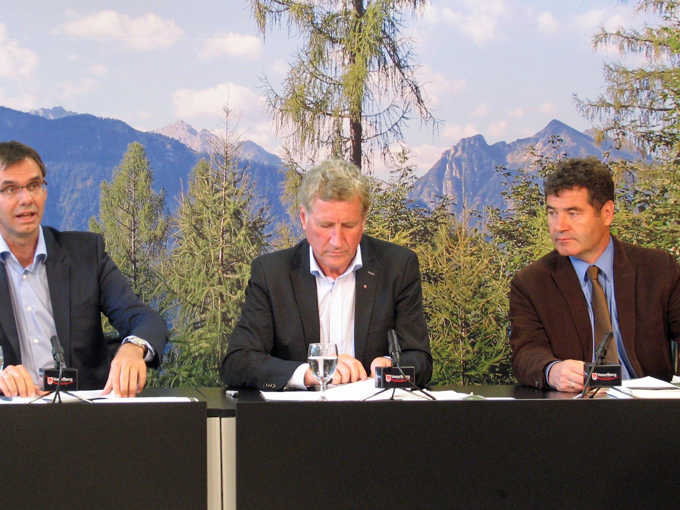 Landeshauptmann Wallner, Landesrat Schwärzler und Forstexperte Amann präsentierten im Pressefoyer eine Zwischenbilanz der Vorarlberger Waldstrategie
