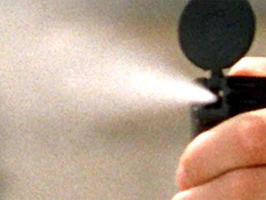 Mit einem Pfefferspray attackierte die Frau die Angestellte. Mit einem Pfefferspray attackierte die Frau die Angestellte.