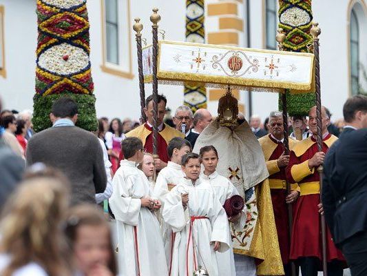 Die Kirchen-Prozession war dem Paar wohl nicht ganz geheuer (Symbolfoto). Die Kirchen-Prozession war dem Paar wohl nicht ganz geheuer (Symbolfoto).