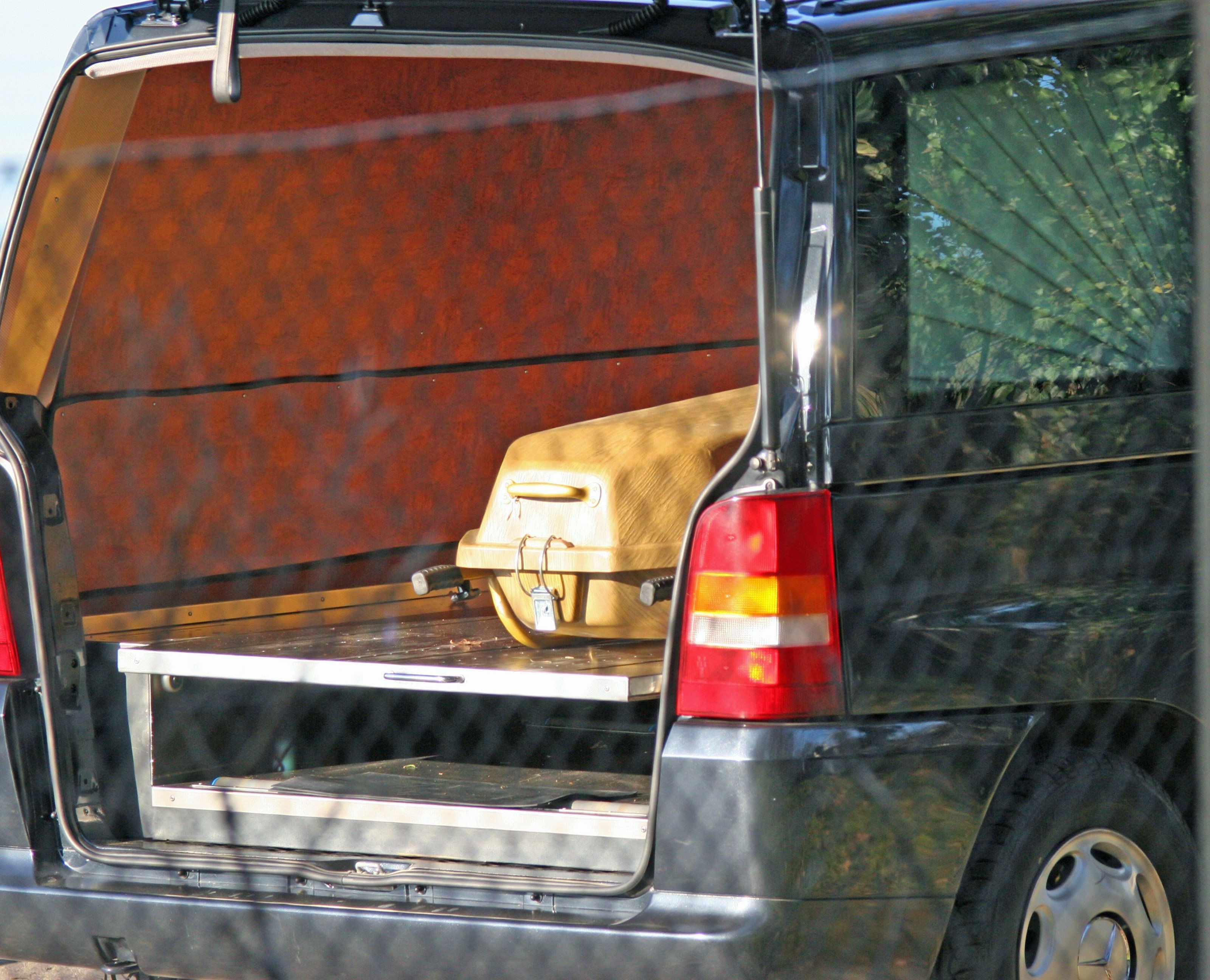 Sarg auf Parkplatz entdeckt: Passant schlägt Alarm. Sarg auf Parkplatz entdeckt: Passant schlägt Alarm.