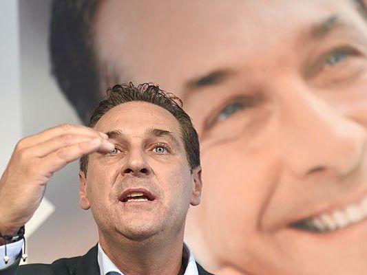 FPÖ-Parteiobmann Heinz-Christian Strache gab eine "Garantieerklärung" ab FPÖ-Parteiobmann Heinz-Christian Strache gab eine "Garantieerklärung" ab