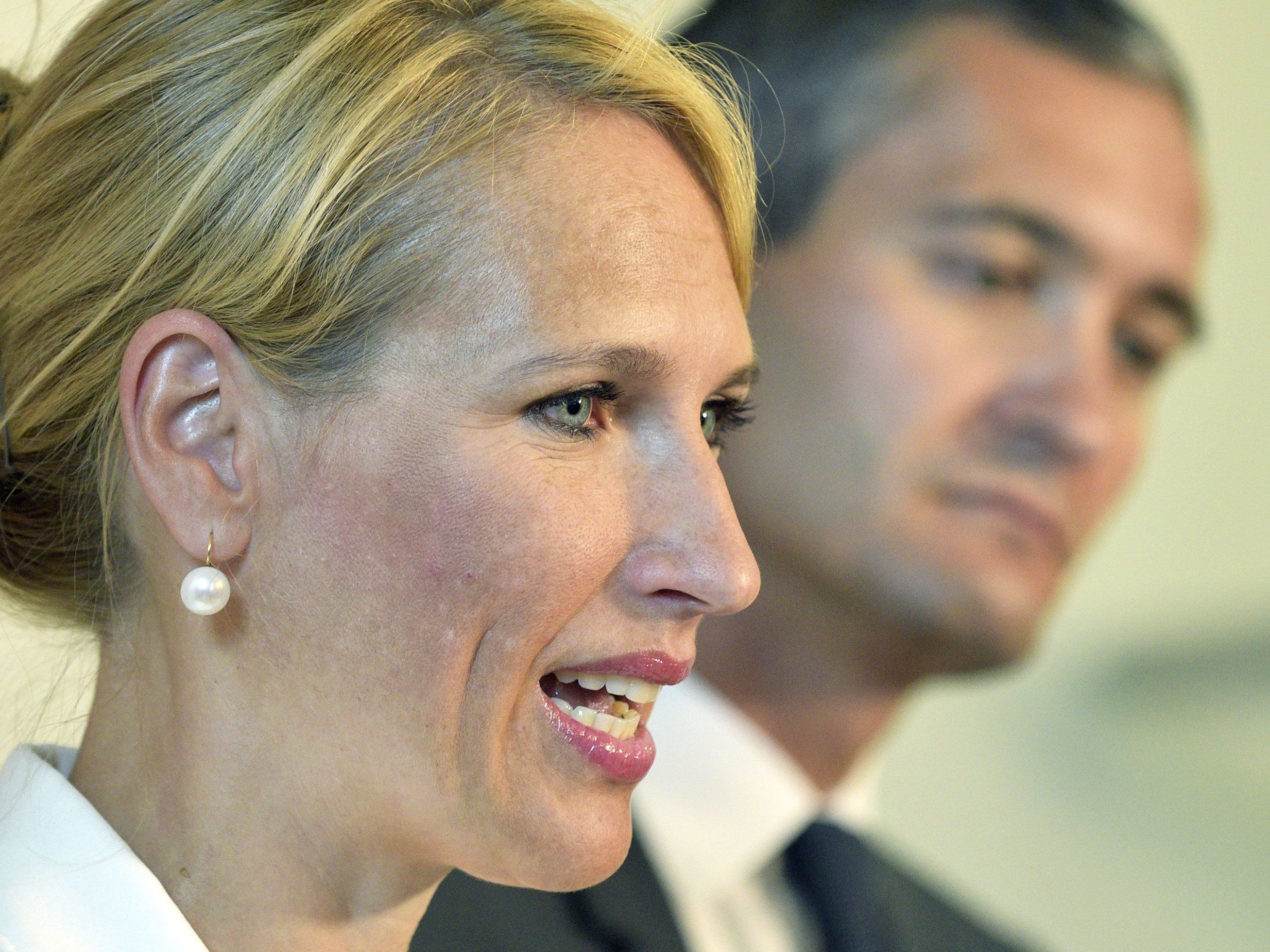 Anwalt Krüger spricht von "politischer Prostitution". Anwalt Krüger spricht von "politischer Prostitution".