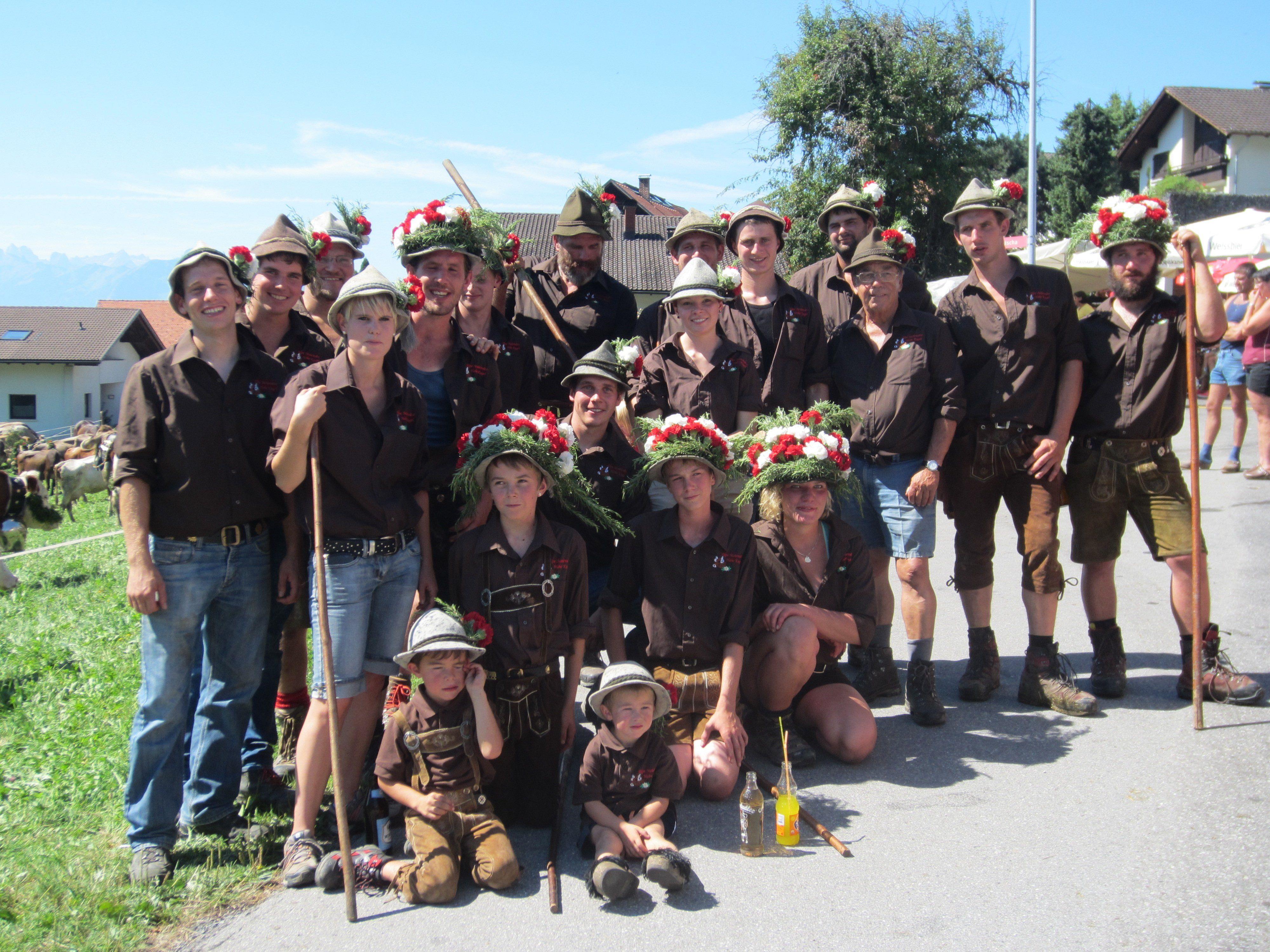 Das Alpteam kam mit herrlichem Blumenschmuck für Hirten und Tiere zurück ins Dorf.