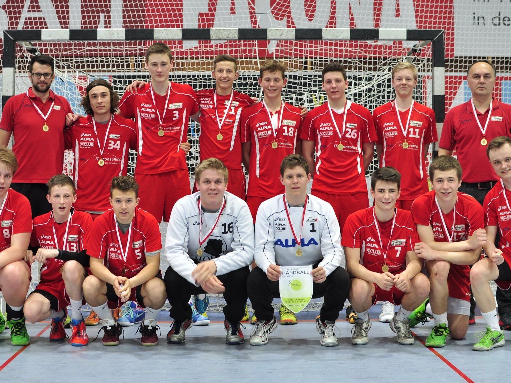 "Wir haben unsere Nachwuchsspieler in den vergangenen Jahren kontinuierlich von der U16- an die HLA-Mannschaft herangeführt." "Wir haben unsere Nachwuchsspieler in den vergangenen Jahren kontinuierlich von der U16- an die HLA-Mannschaft herangeführt."