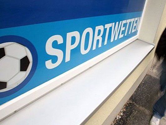 Wettbüro-Mitarbeiterin zocke währed der Arbeit. Wettbüro-Mitarbeiterin zocke währed der Arbeit.