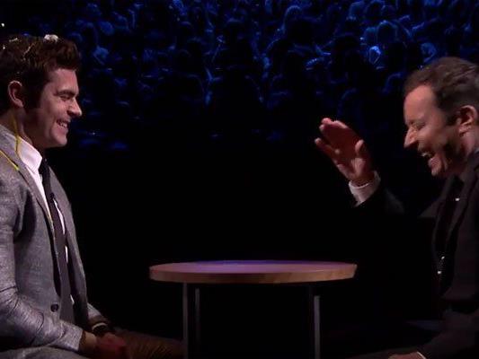Zac Efron spielt "Ei-Roulette" Zac Efron spielt "Ei-Roulette"