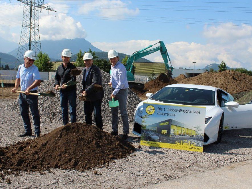Bild v.l.n.r: Elmar Girardi (ZIMA), Rainer Vetter (Architekt), Herbert Oberscheider (Oberscheider Car World), Richard Haller (Bauleitung) Bild v.l.n.r: Elmar Girardi (ZIMA), Rainer Vetter (Architekt), Herbert Oberscheider (Oberscheider Car World), Richard Haller (Bauleitung)