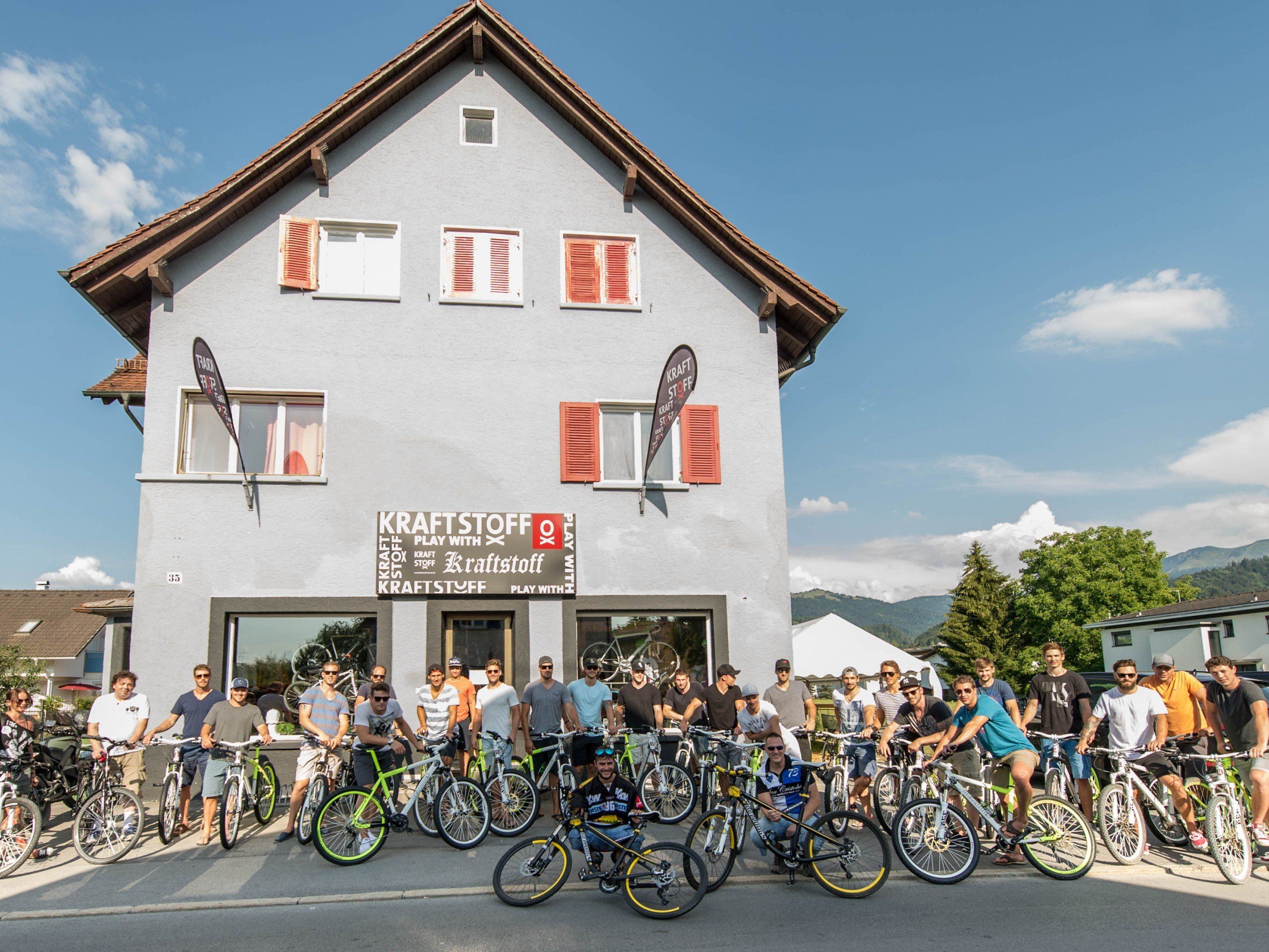 Auch Kraftstoff wurde kritisiert. Auch Kraftstoff wurde kritisiert.