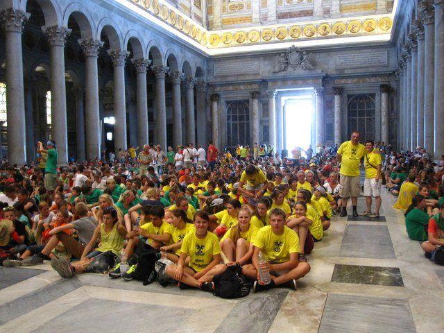 Die Vandanser Ministranten (in gelb) bei der Abschlussmesse in Rom.