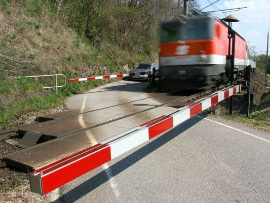 Ein Pkw wurde von einer S-Bahn erfasst.