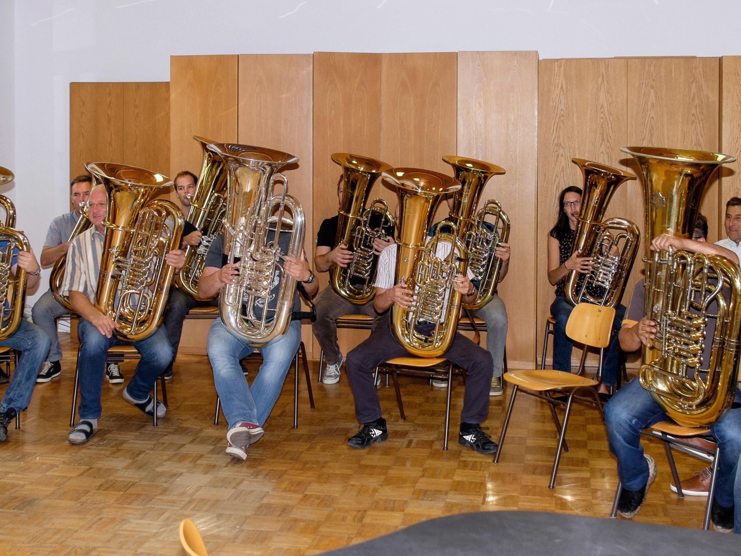 17 Tubisten nahmen mit Begeisterung am Workshop der Musikschule Bregenzerwald teil.