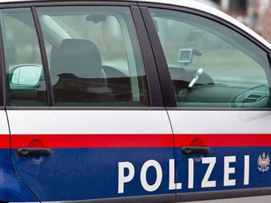Die Polizei nahm drei Männer fest. Die Polizei nahm drei Männer fest.