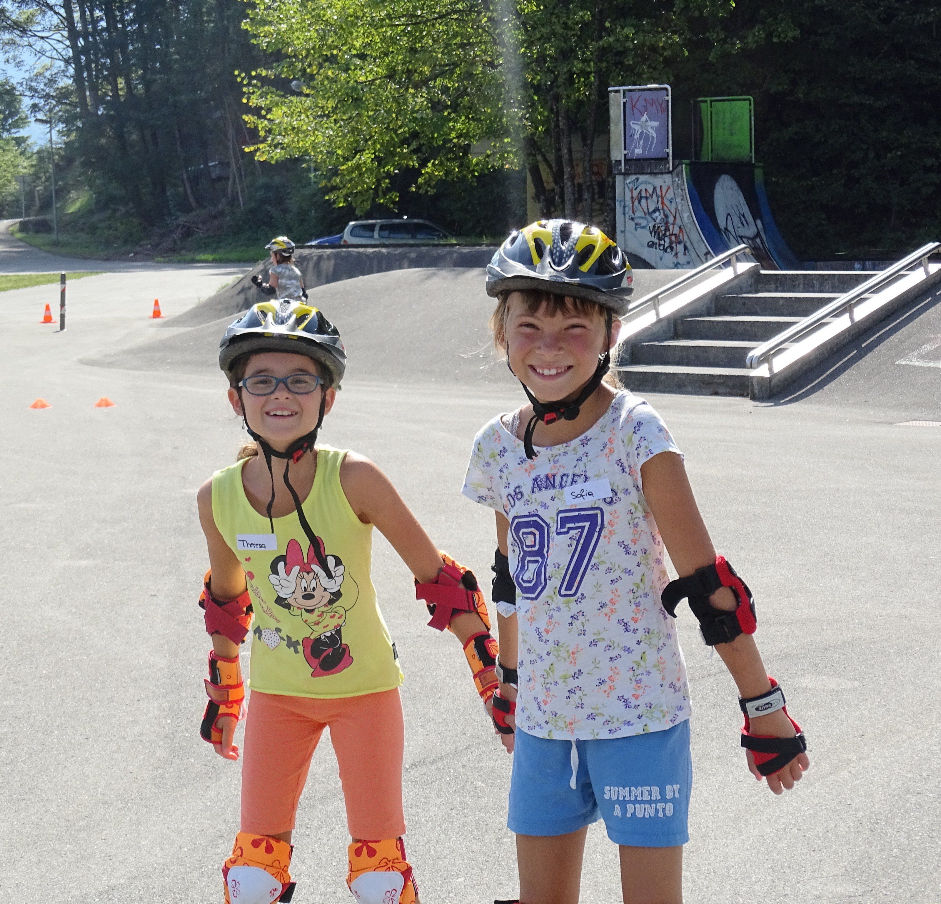 Der Skateclub Bürs zeigte den TeilnehmerInnen der "Feriensportwoche" wie man sich sicher auf acht Rollen bewegt. Der Skateclub Bürs zeigte den TeilnehmerInnen der "Feriensportwoche" wie man sich sicher auf acht Rollen bewegt.