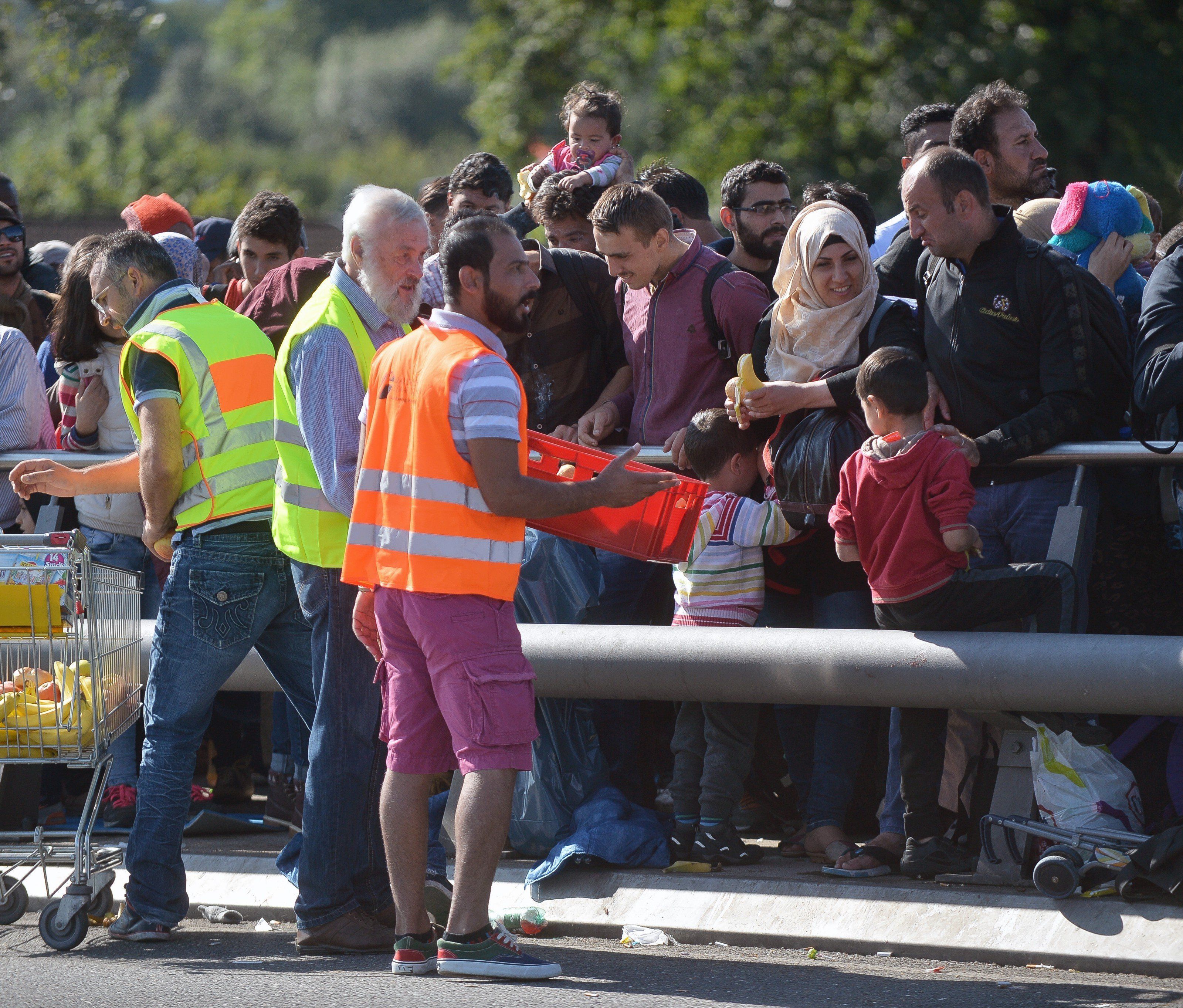 Flüchtlinge warten am österreichisch-deutschen Grenzübergang Freilassing. Flüchtlinge warten am österreichisch-deutschen Grenzübergang Freilassing.