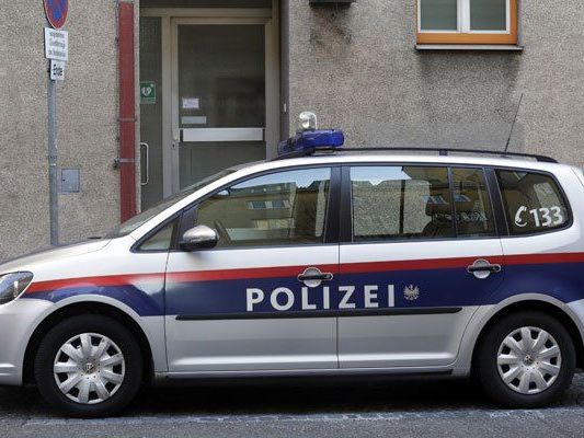 Polizeibeamte reanimierten mittels Defibrillator einen Mann. Polizeibeamte reanimierten mittels Defibrillator einen Mann.