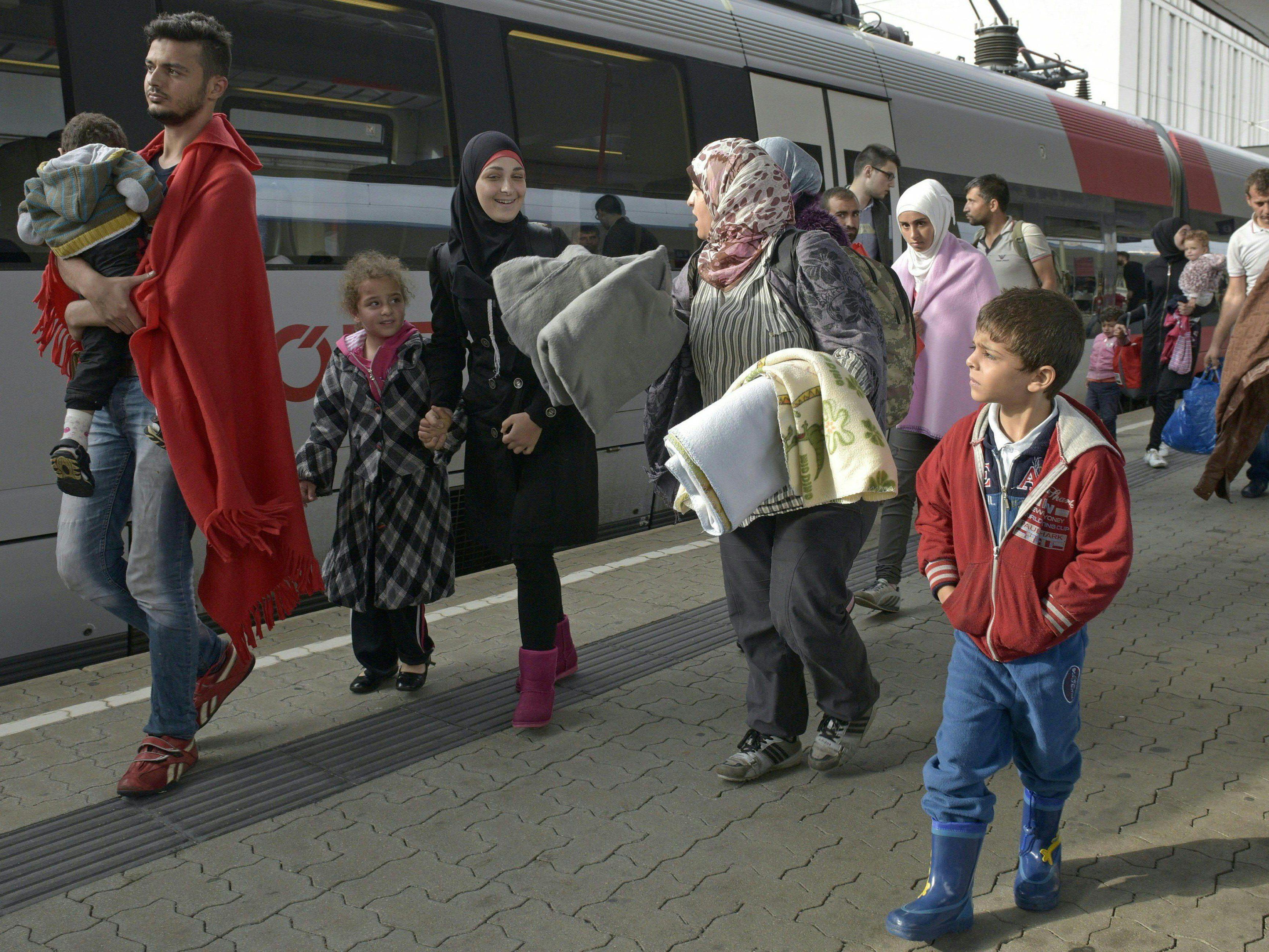 LIVE-Ticker zu den Geschehnissen: Flüchtlinge gehen zu Fuß von Ungarn nach Österreich.