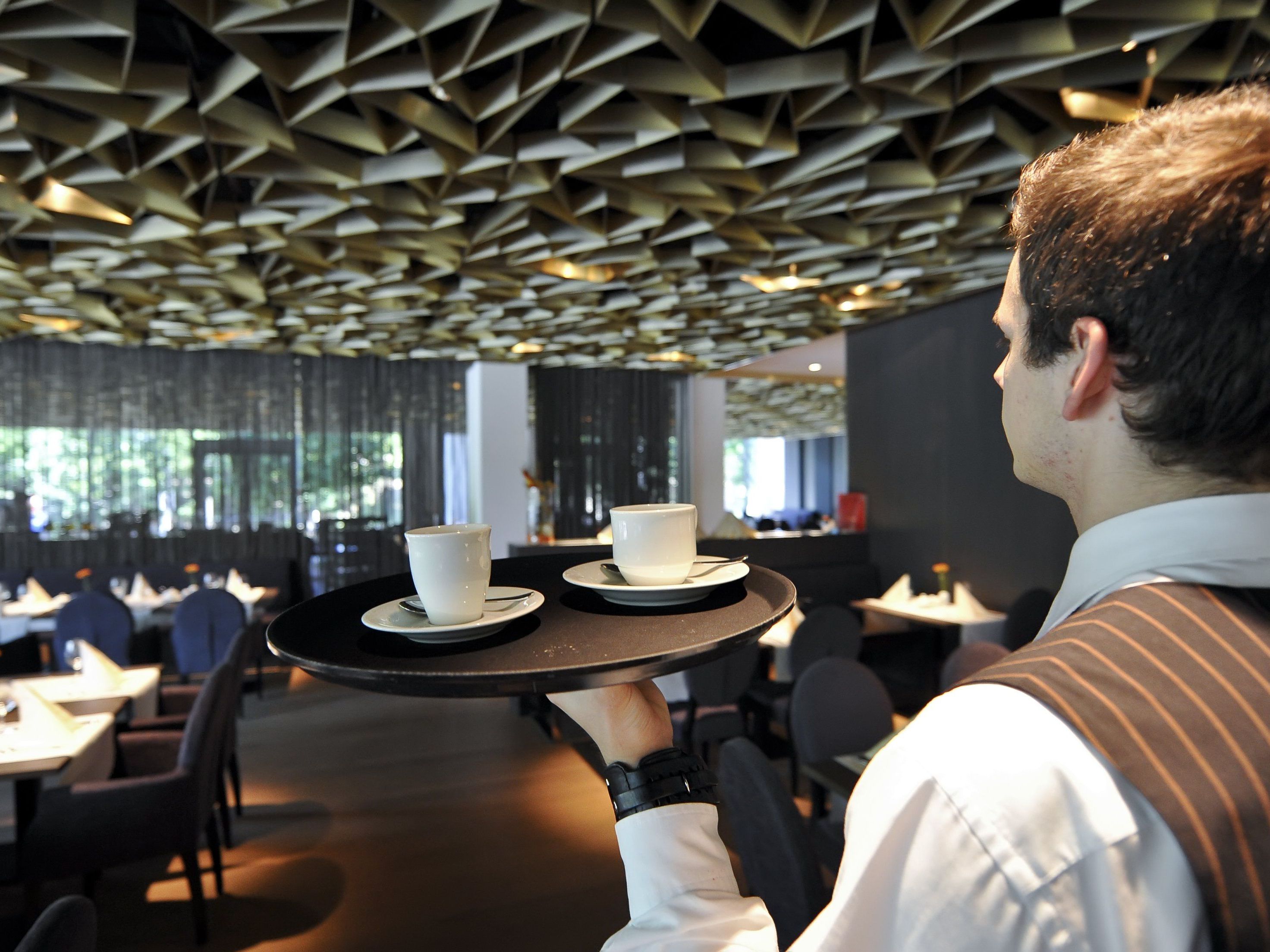 Lehrlinge sucht man derzeit vor allem noch für die Gastronomie und den Einzelhandel. Lehrlinge sucht man derzeit vor allem noch für die Gastronomie und den Einzelhandel.