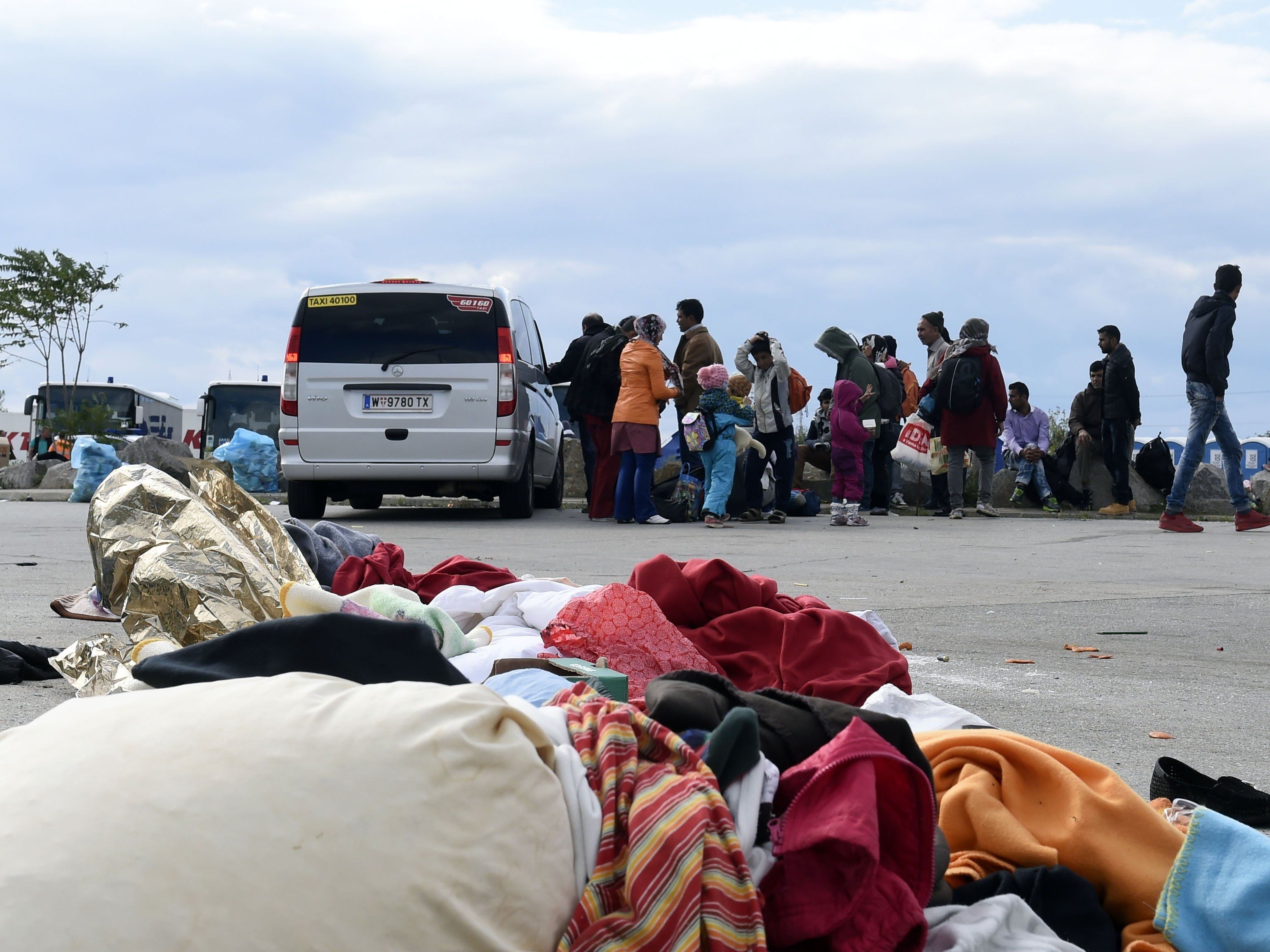 In Nickelsdorf warten noch immer zahlreiche Flüchtlinge. In Nickelsdorf warten noch immer zahlreiche Flüchtlinge.