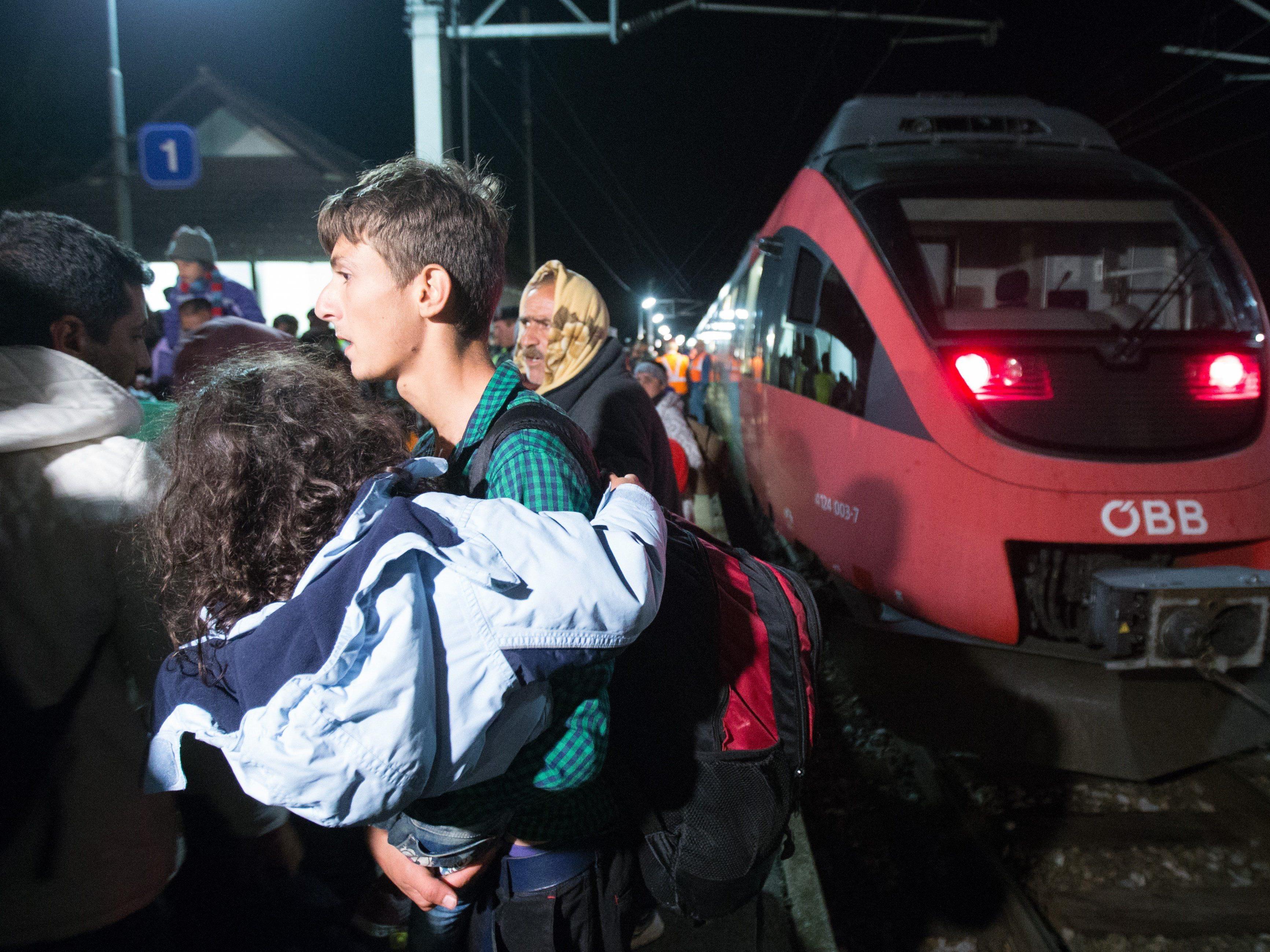 Der Flüchtlingsstrom reist weiter durch Österreich.