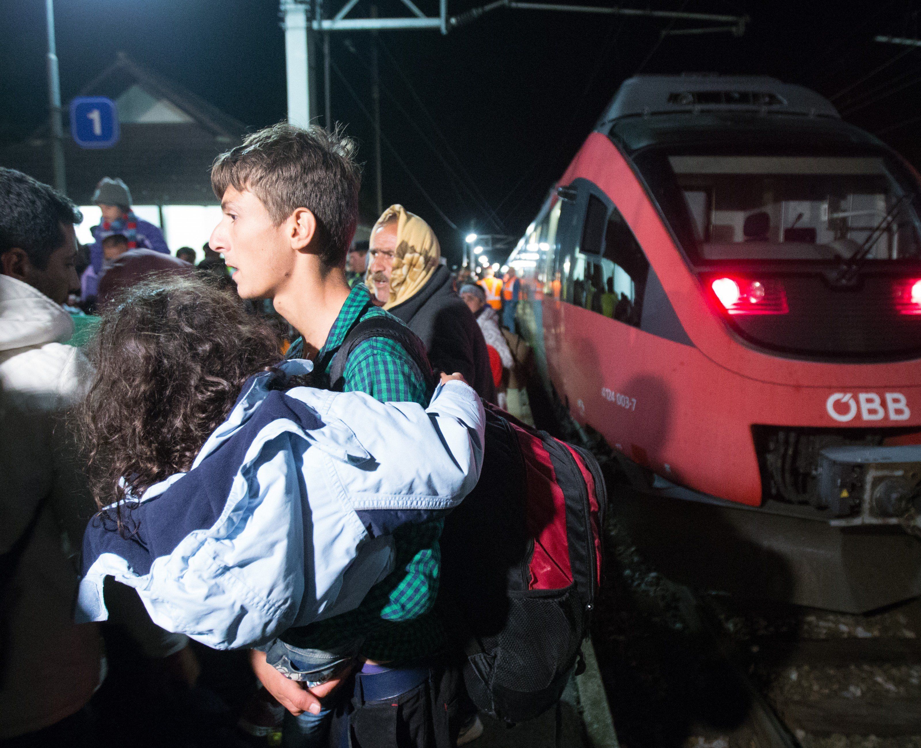 Der Flüchtlingsstrom reist weiter durch Österreich. Der Flüchtlingsstrom reist weiter durch Österreich.