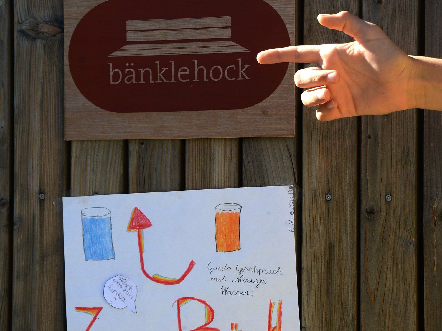 Auf dem Bänkle zu sitzen, bietet die Chance für einen kurzen, freundlichen, zwischenmenschlichen Kontakt. Auf dem Bänkle zu sitzen, bietet die Chance für einen kurzen, freundlichen, zwischenmenschlichen Kontakt.