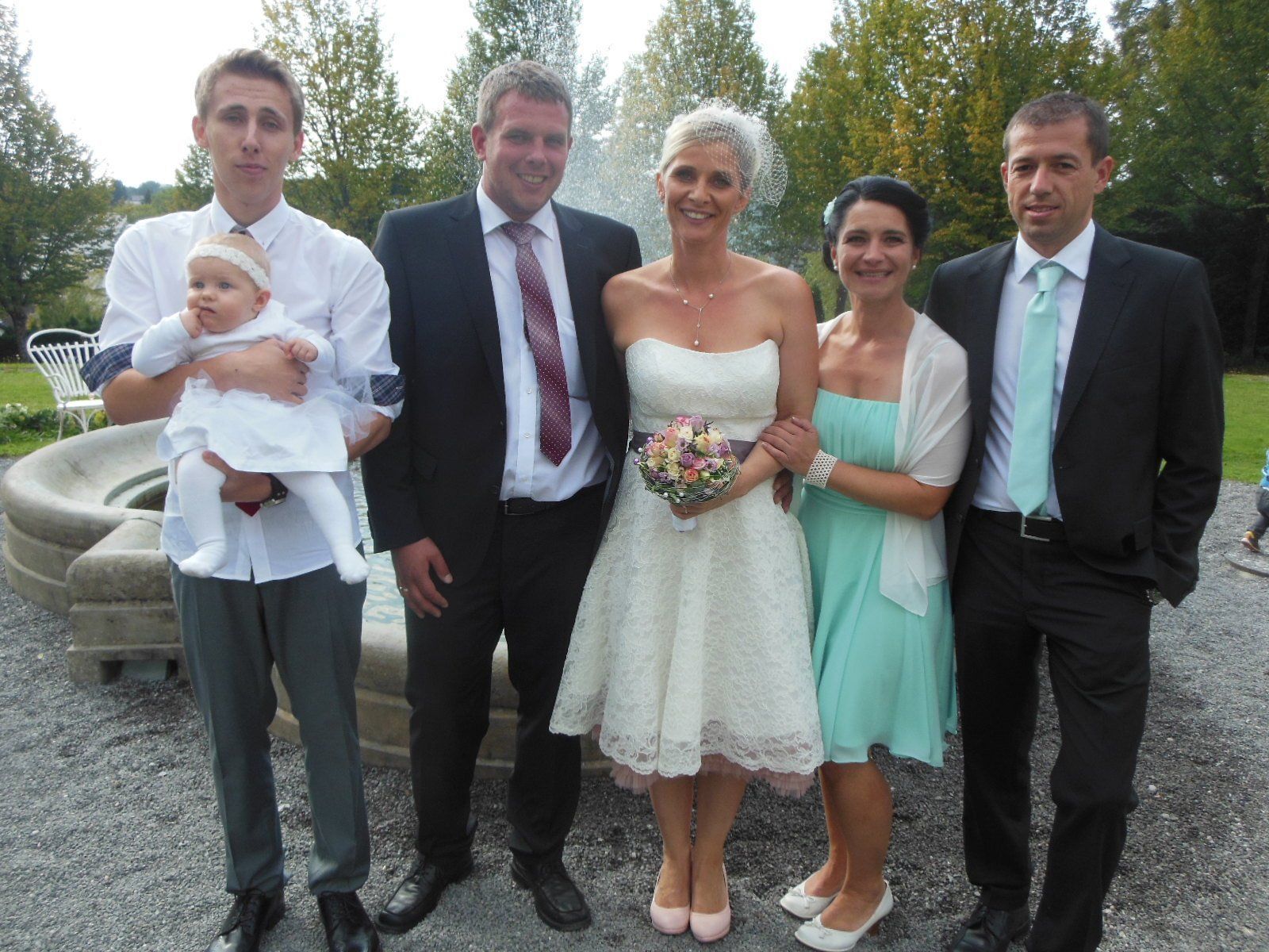 Das glückliche Paar mit den Kindern Marco und Luisa sowie den Trauzeugen. Das glückliche Paar mit den Kindern Marco und Luisa sowie den Trauzeugen.