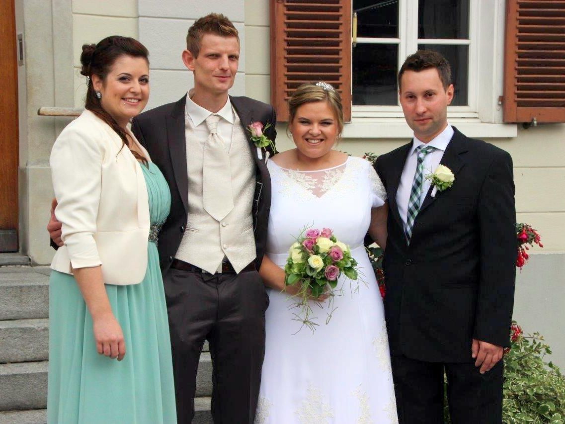 Das Brautpaar mit seinen Trauzeugen. Das Brautpaar mit seinen Trauzeugen.